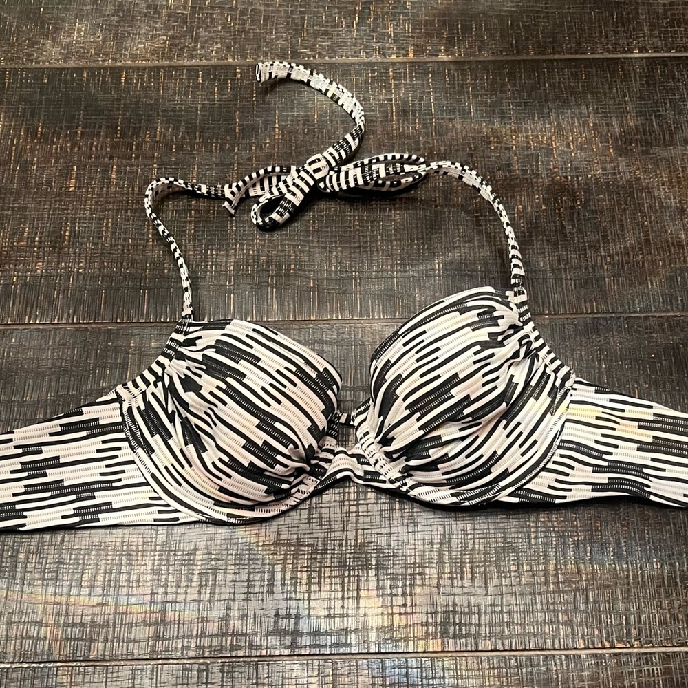 Victoria’s Secret black and white bathing suit top